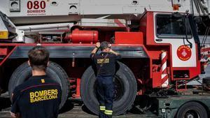 Bomberos de Barcelona junto a uno de sus vehículos