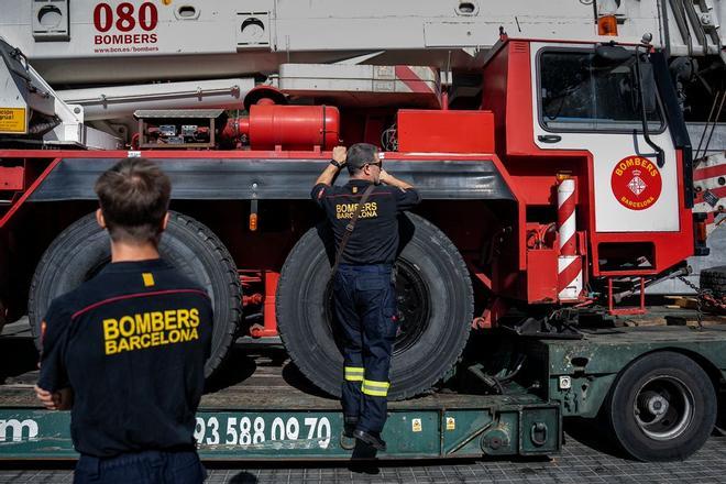 Un camión permanece siete horas atrapado en una calle estrecha de Torre Baró