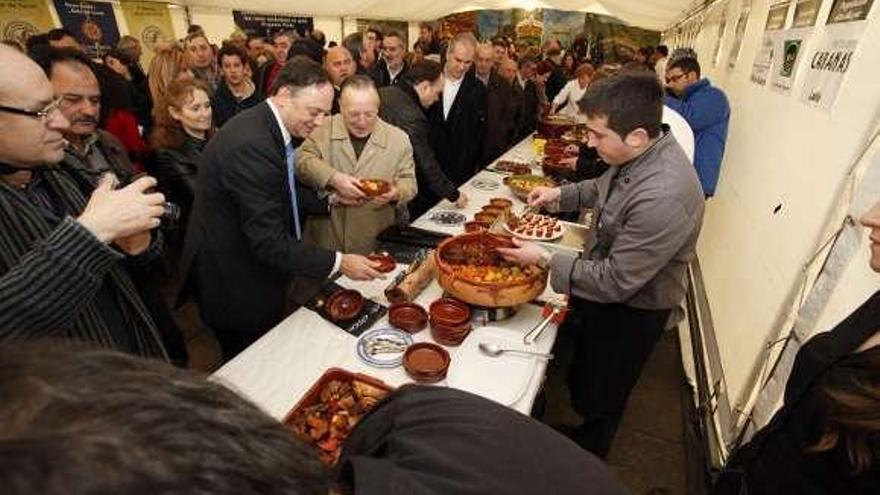 Autoridades y asistentes participan en la degustación.  // Bernabé/Gutier