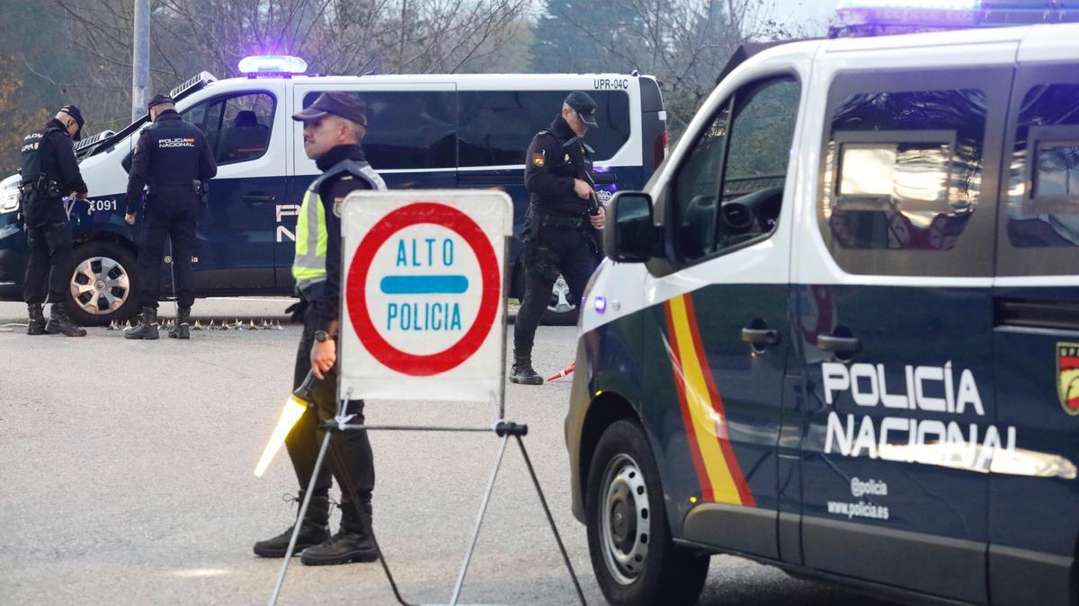 Un control de la Policía Nacional en Gijón.
