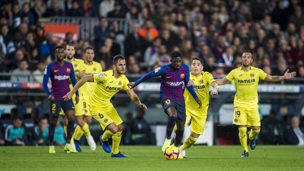 Dembélé corre para escaparse de cuatro defensas del Villarreal en el Camp Nou.