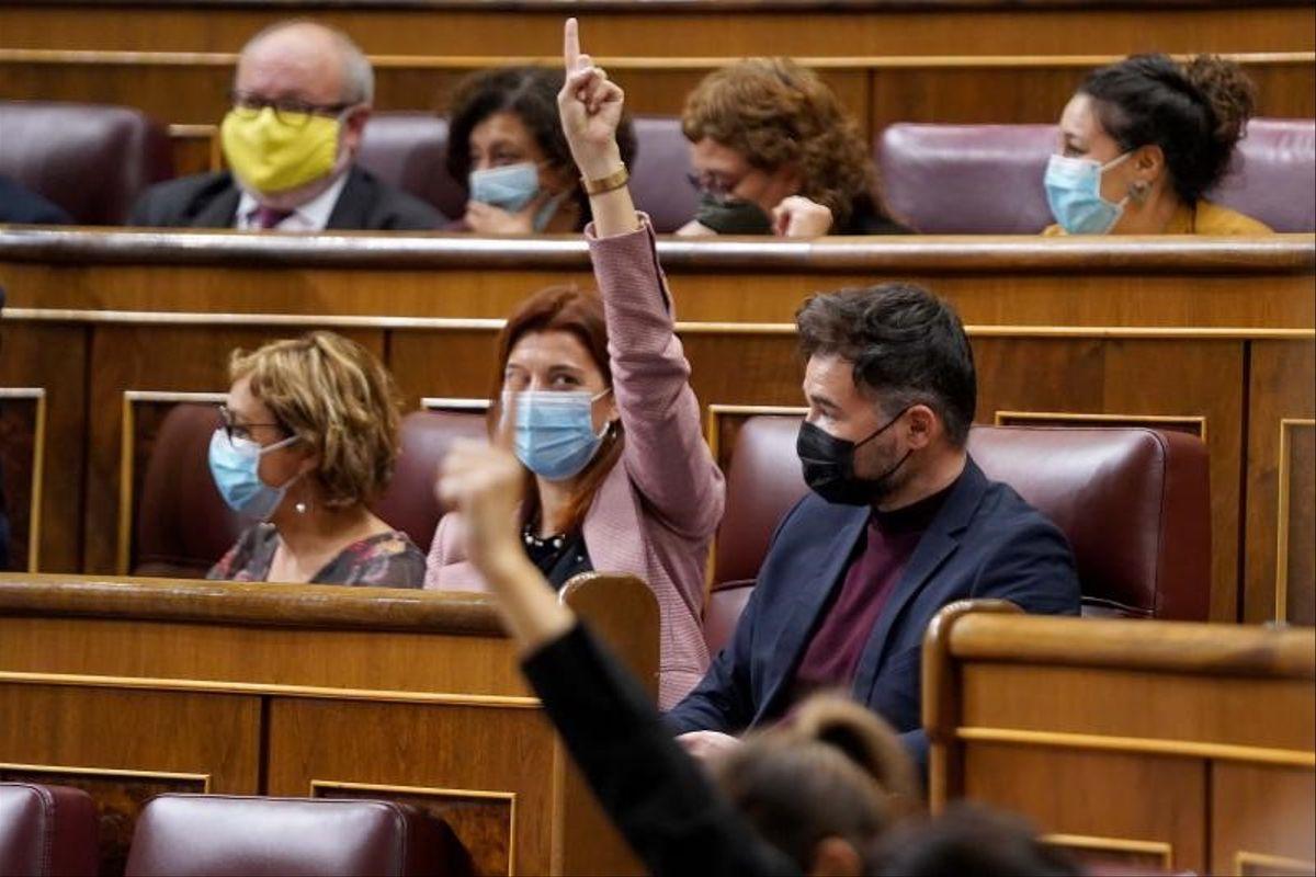 El portavoz de ERC en el Congreso, Gabriel Rufián, junto a la diputada de su grupo Carolina Telechea.