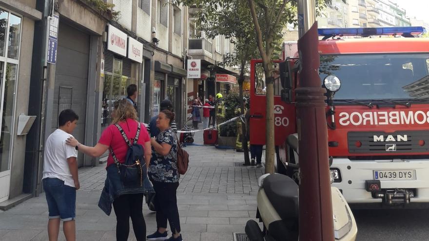 Los bomberos extinguen un incendio en una cocina en la calle Pizarro