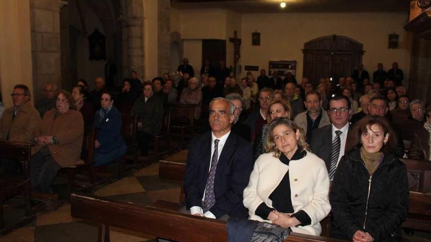 Asistentes, ayer, al funeral oficiado en Castropol por Luis Legaspi.