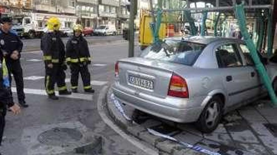 Una conductora empotra su coche en un andamio en A Coruña