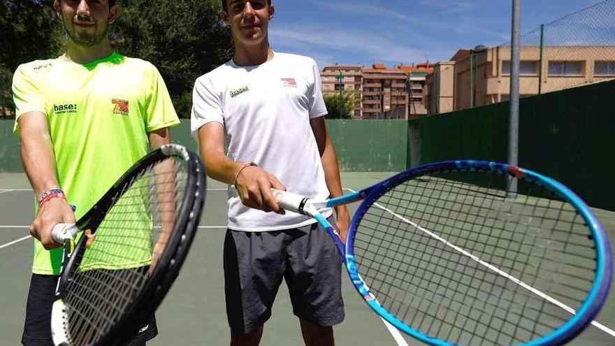 Fernando Turiel y Alberto González alzan sus raquetas.