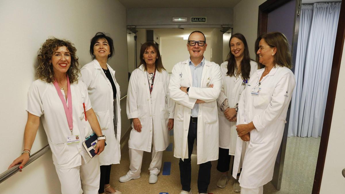 El equipo de profesionales del HUSA que está detrás del proyecto de quimioterapia a domicilio para pacientes con cáncer hematológico.