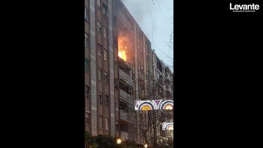 Un petardo provoca un incendio en una vivienda en València