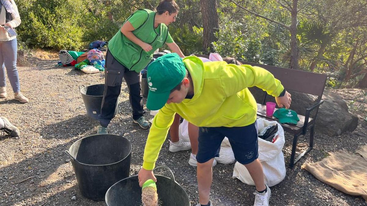 Escolares durante una actividad de la iniciativa Cascos Verdes en Málaga.