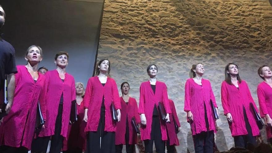 El coro Vocalia Taldea canta en Gràcia