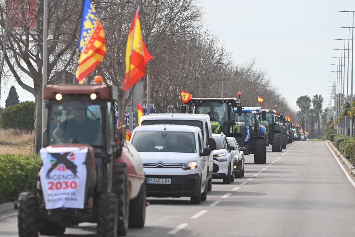 Paso de los tractores por las rondas de Castelló.