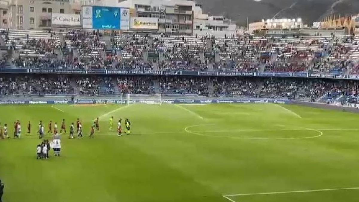 Suena el himno de Valencia a la salida de los equipos en el Heliodoro