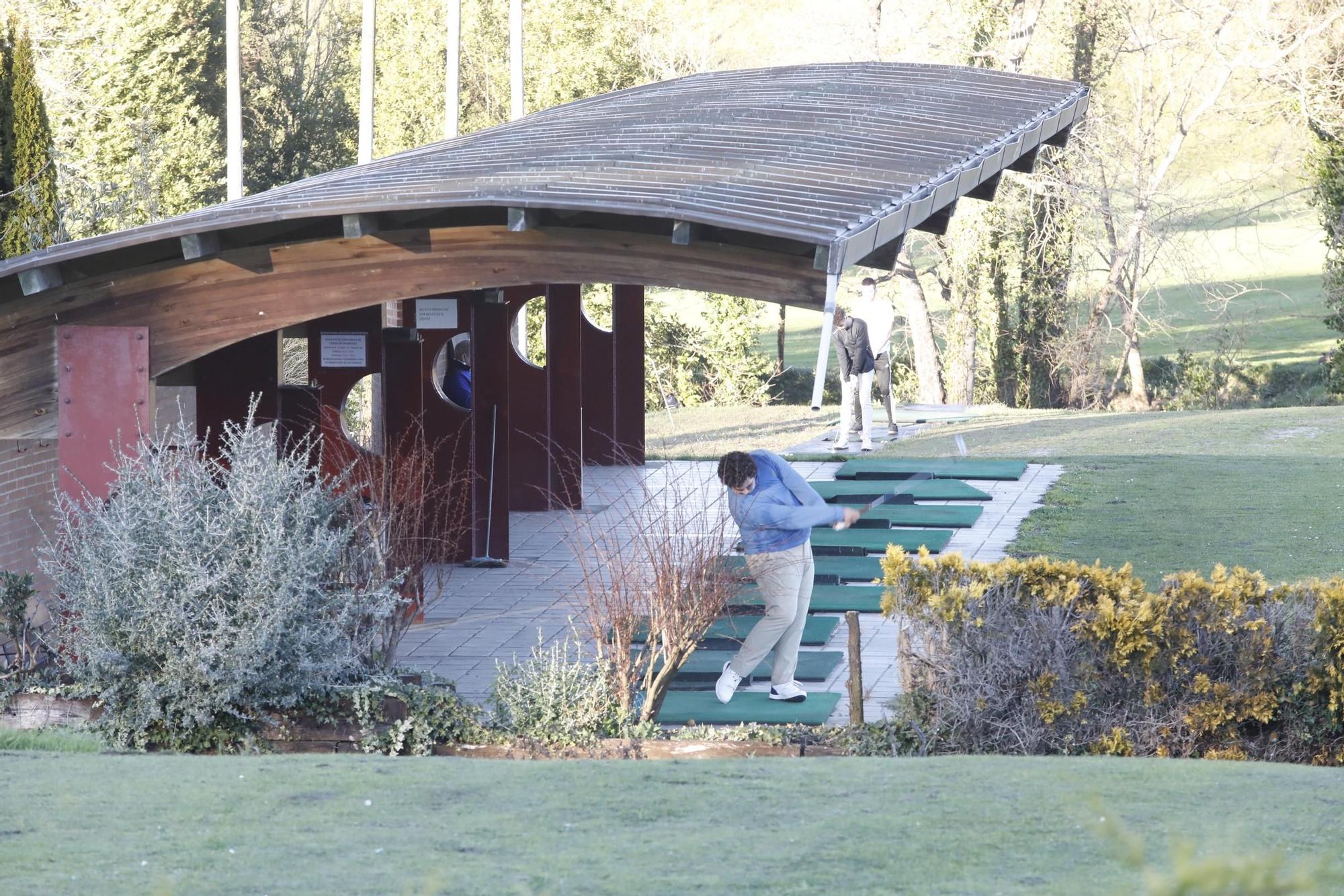 Usuarios y empleados en el campo de golf de El Tragamón