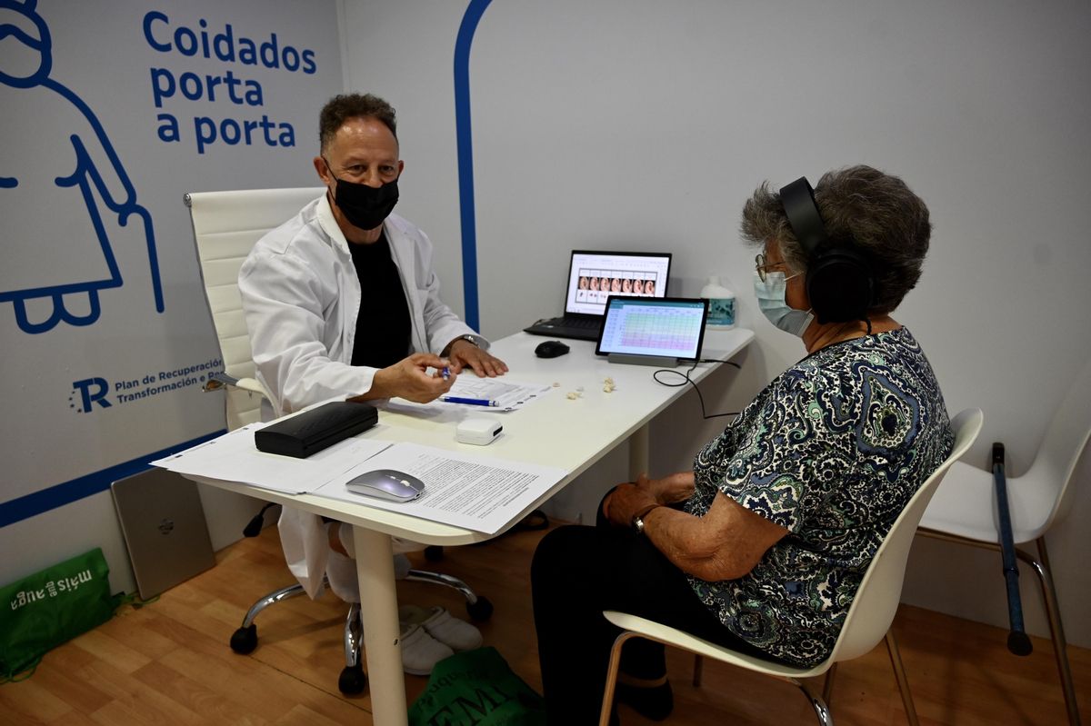 Alberto Lago durante una sesión de audiología.