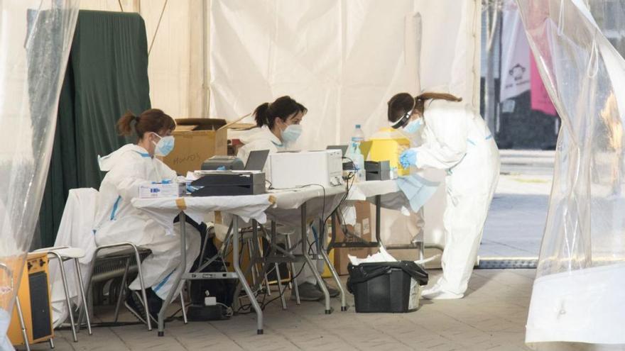 Carpa per fer tests d’antígens a l’exterior de l’ambulatori de la plaça Espanya de Manresa