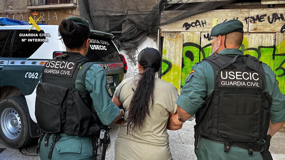 Miembros de la Guardia Civil deteniendo a una miembro de la red