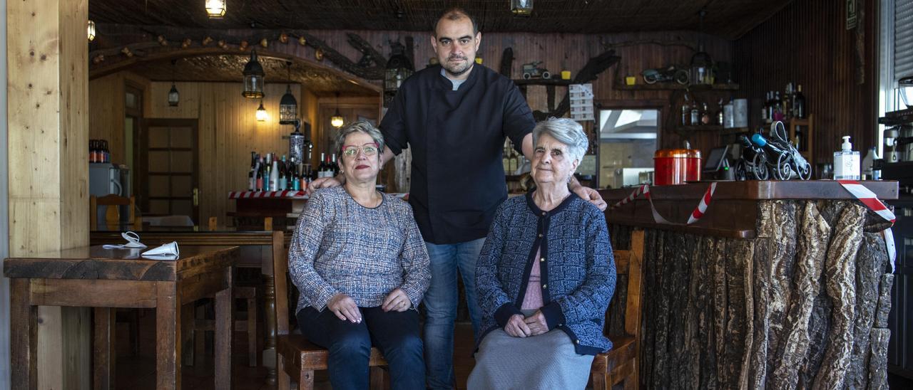 Marcos Mosquera, junto a su madre Mariluz Otero y su abuela Elisa Vidal.