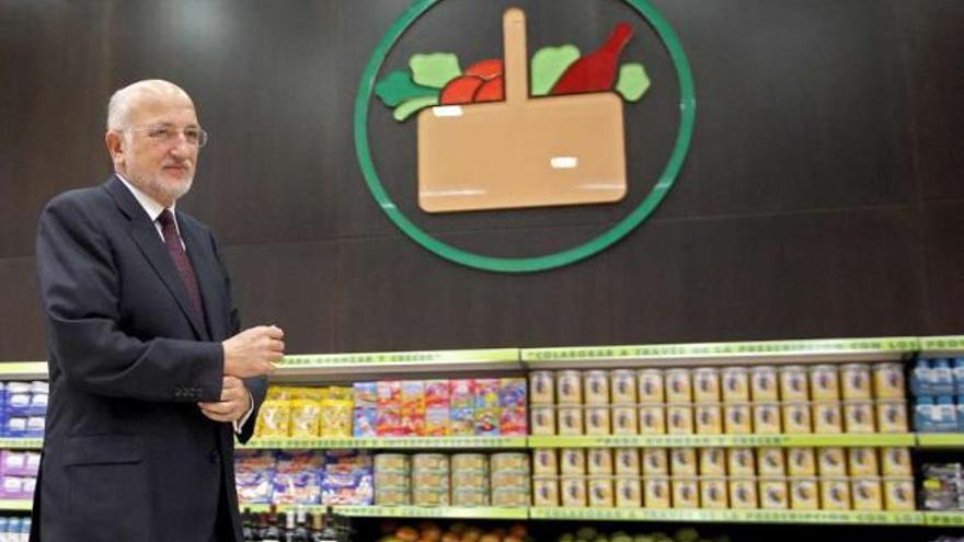 El presidente de Mercadona, Juan Roig, ayer, antes de la presentación de los resultados de 2010. / k. f.