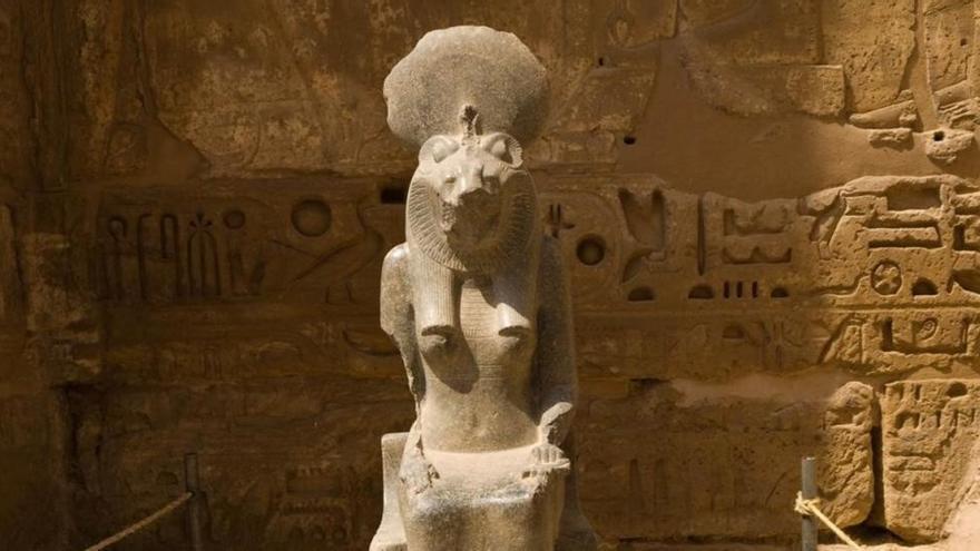 Restos de estatuas de Sejmet, diosa egipcia de la guerra, halladas en Luxor