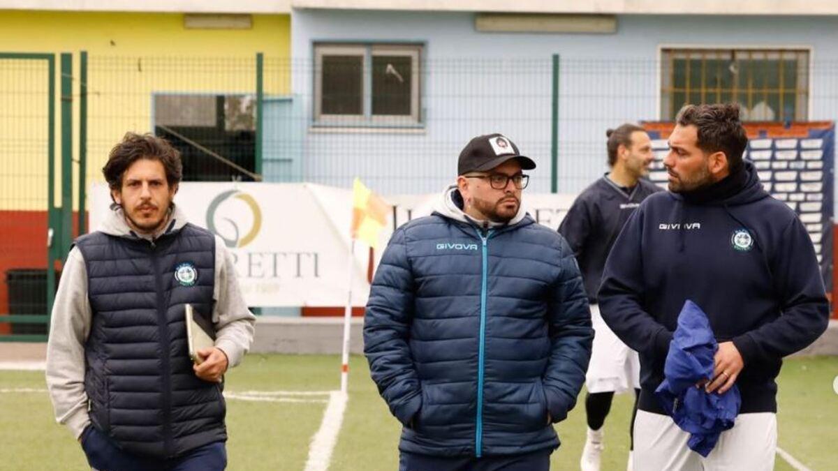 Maradona Jr, en el medio, poco antes de un entrenamiento.