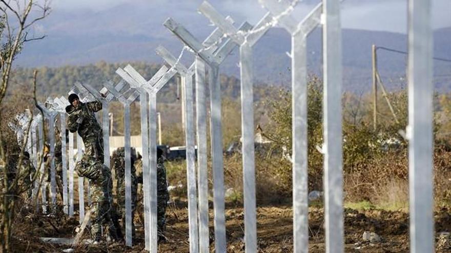 Macedonia levanta una valla de cuatro kilómetros en la frontera con Grecia