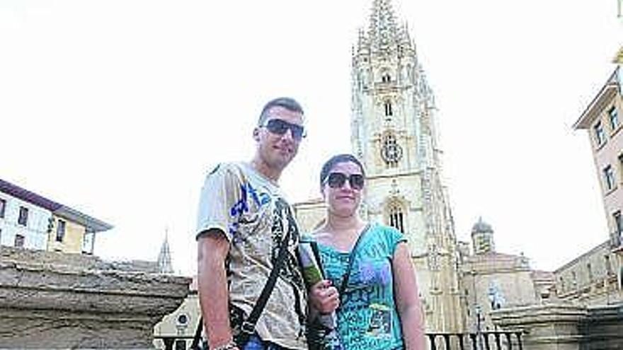 Andrés García y Ana Belén Miras, de Murcia, posan ante la Catedral.