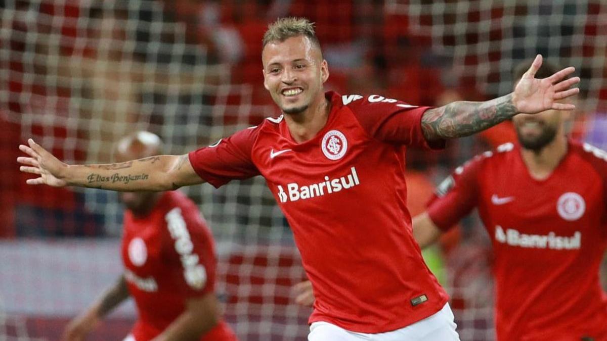 Nico López celebrando un gol con el Internacional