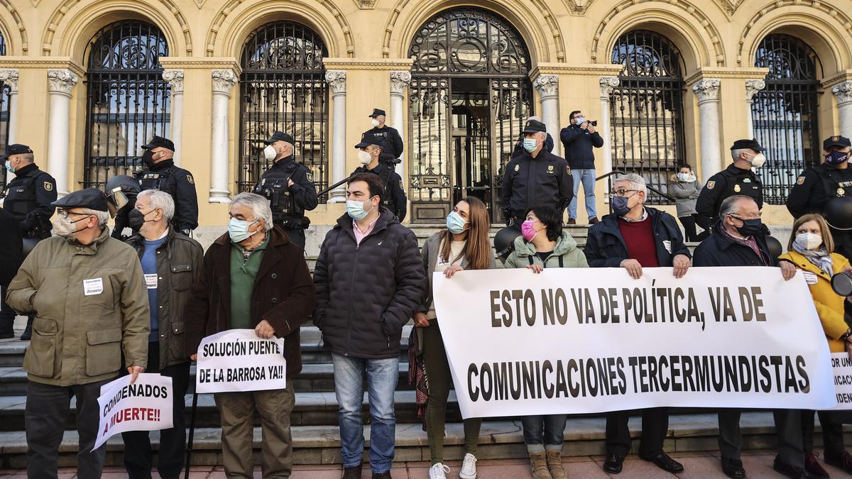 Concentración en Oviedo por el futuro del Suroccidente