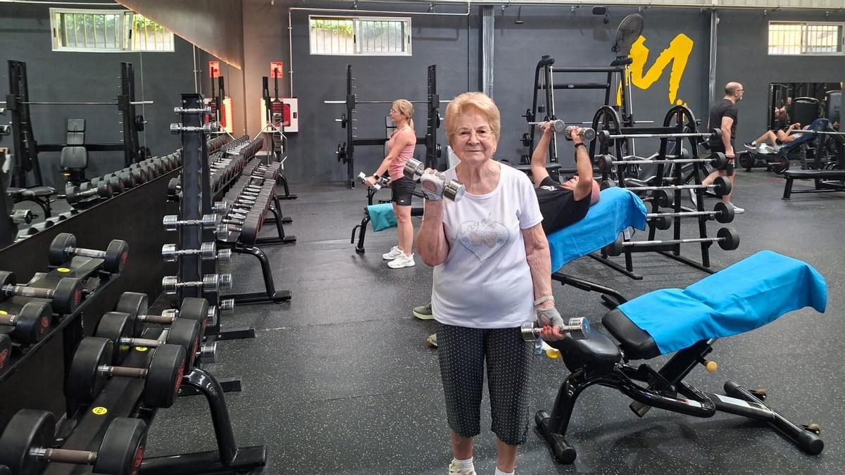 Teresa, la 'iaiafit' viral de 89 años que levanta hasta 30 kg en su rutina de entrenamiento