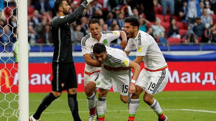 Los jugadores mexicanos celebran el tanto de Héctor Moreno.