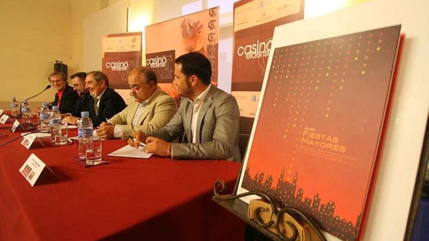 La presentación corrió a cargo de José Cremades, presidente de ADOC, en el centro de la mesa presidencial del acto