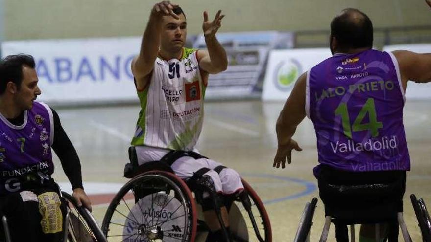 Alejos lanza la pelota, durante el partido ante el Fundación Grupo Norte, en Bouzas. // R. Grobas