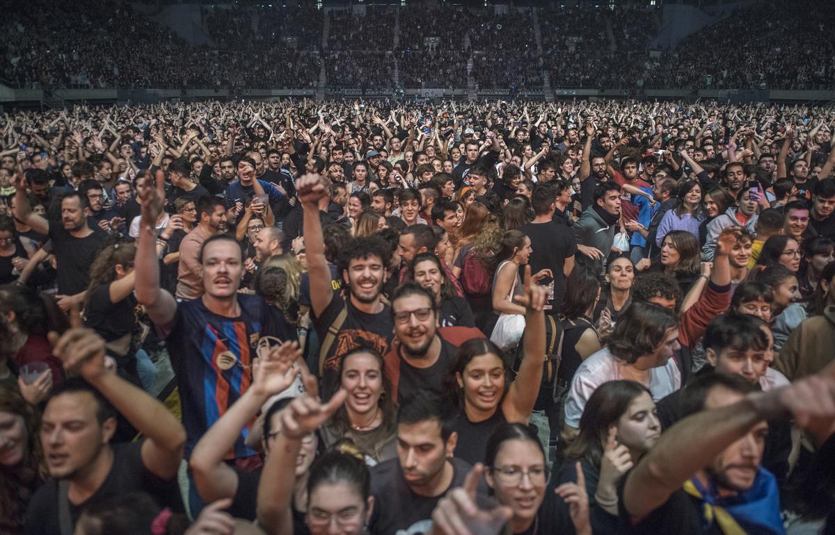 BARCELONA. 10.12.2022 Ambiente y publico durante el concierto del grupo valenciano ZOO en el Palau Sant Jordi. FOTO FERRAN SENDRA