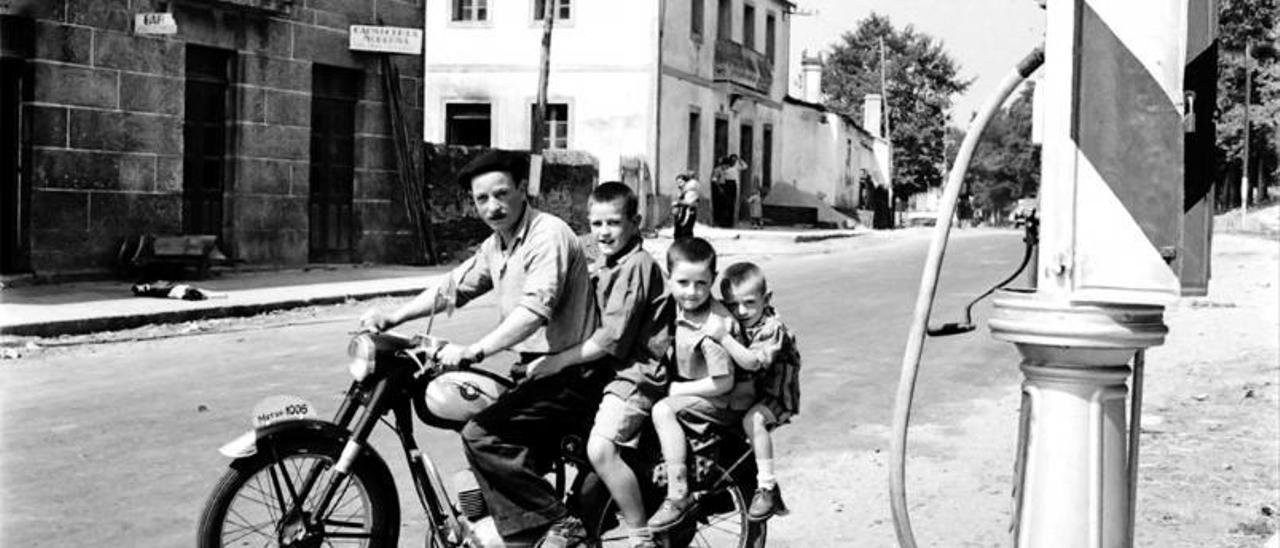 Un pai, xunto cos seus tres fillos polas rúas de Vigo, nos anos 60.