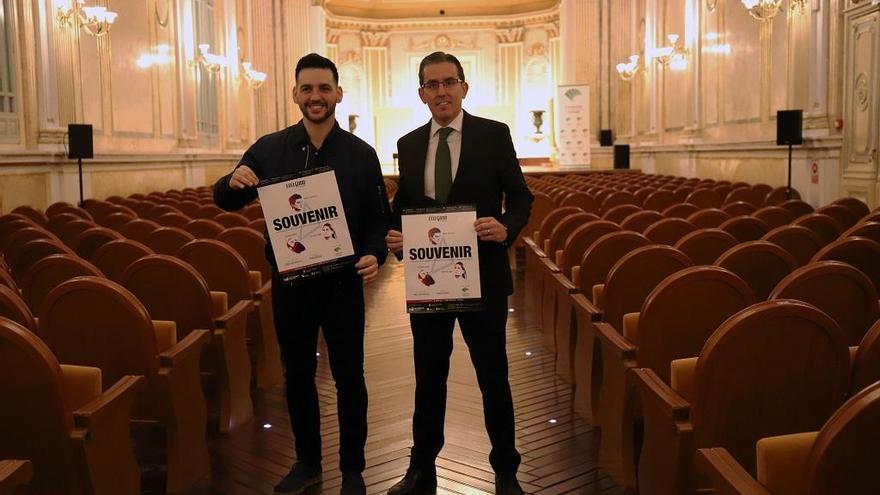 Fran Perea y Sergio Corral, de la Fundación Unicaja, en la presentación de la obra teatral &#039;Souvenir&#039;.