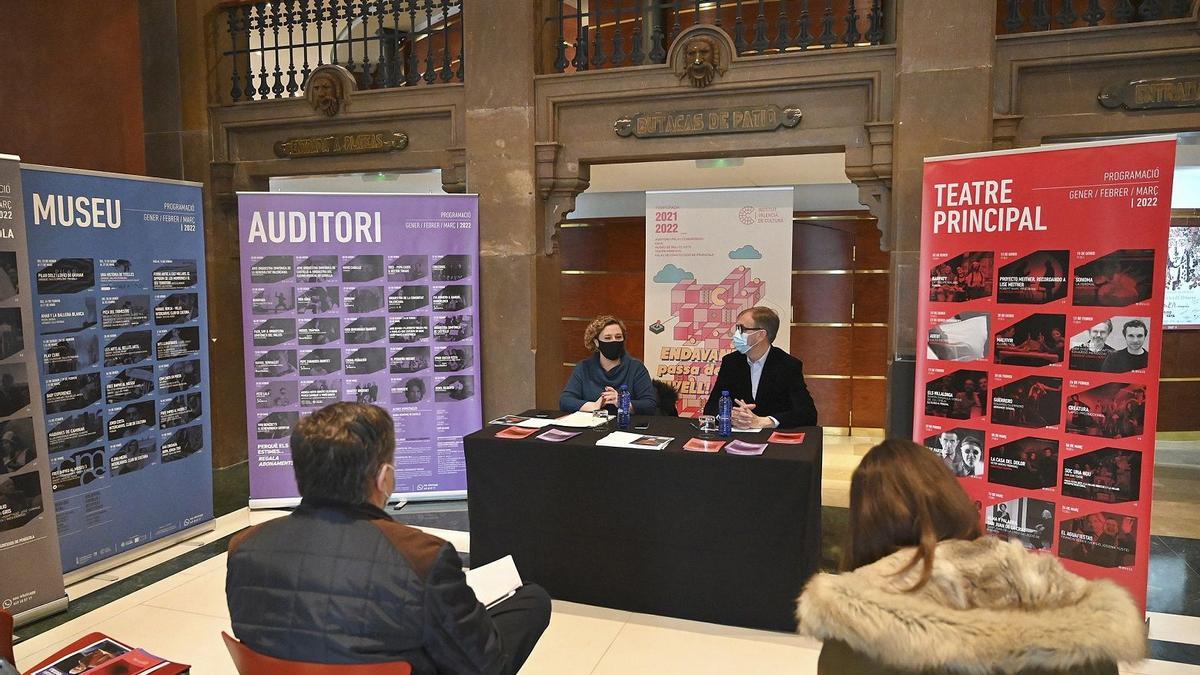 La secretaria autonómica de Cultura y Deporte, Raquel Tamarit, acompañada por el delegado del Institut Valencià de Cultura en Castelló, Alfonso Ribes, han presentado la programación cultural de Navidad y el primer trimestre de 2022 de Castelló y Peñíscola