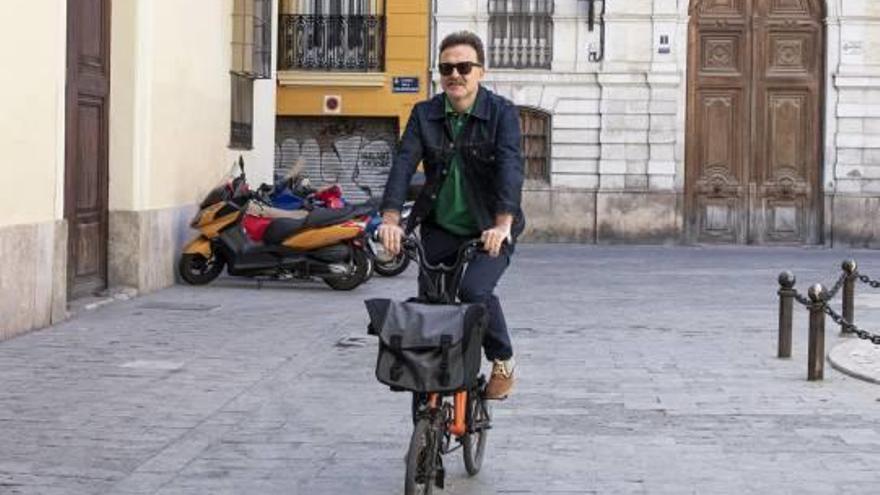 Giuseppe Grezzi llegando al Consejo de Administración de la EMT.