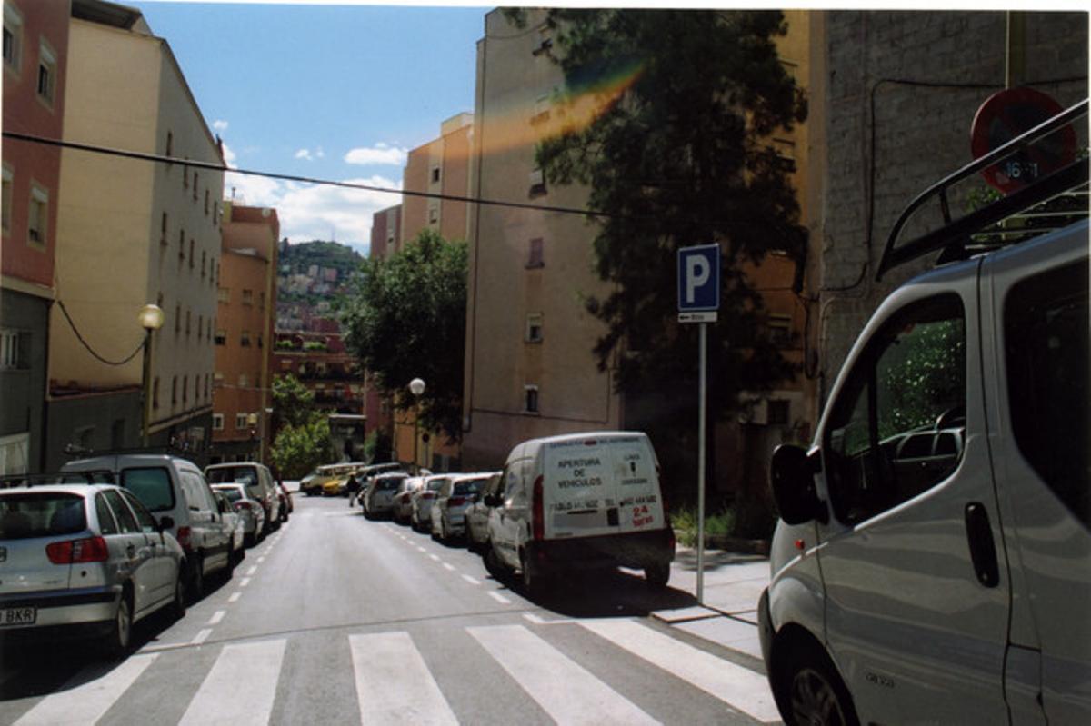 Senyalització incompleta. Al carrer de Canfranc, situat al barri del Turó de la Peira de Barcelona, es multa diàriament els automòbils que aparquen a la vorera dreta perquè, segons els agents municipals, el senyal indica que només hi poden estacionar les motos. No obstant, aquest senyal no està acompanyat de les ratlles blanques corresponents a la calçada, com hauria de ser, cosa que confon els conductors. Per tant, aquestes sancions són, com a mínim, injustes.