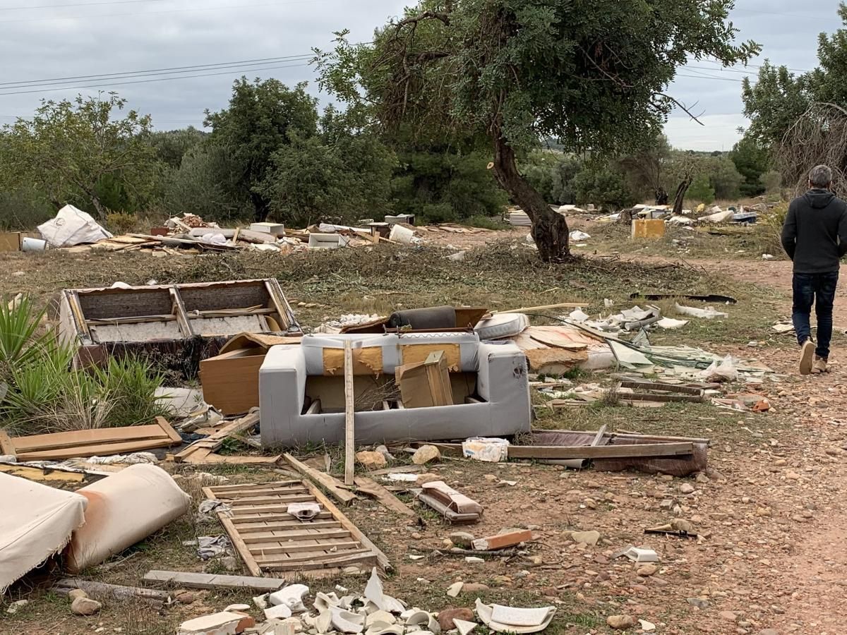 Toneladas de basura se acumulan en un macrovertedero ilegal de la Vall d'Uixó