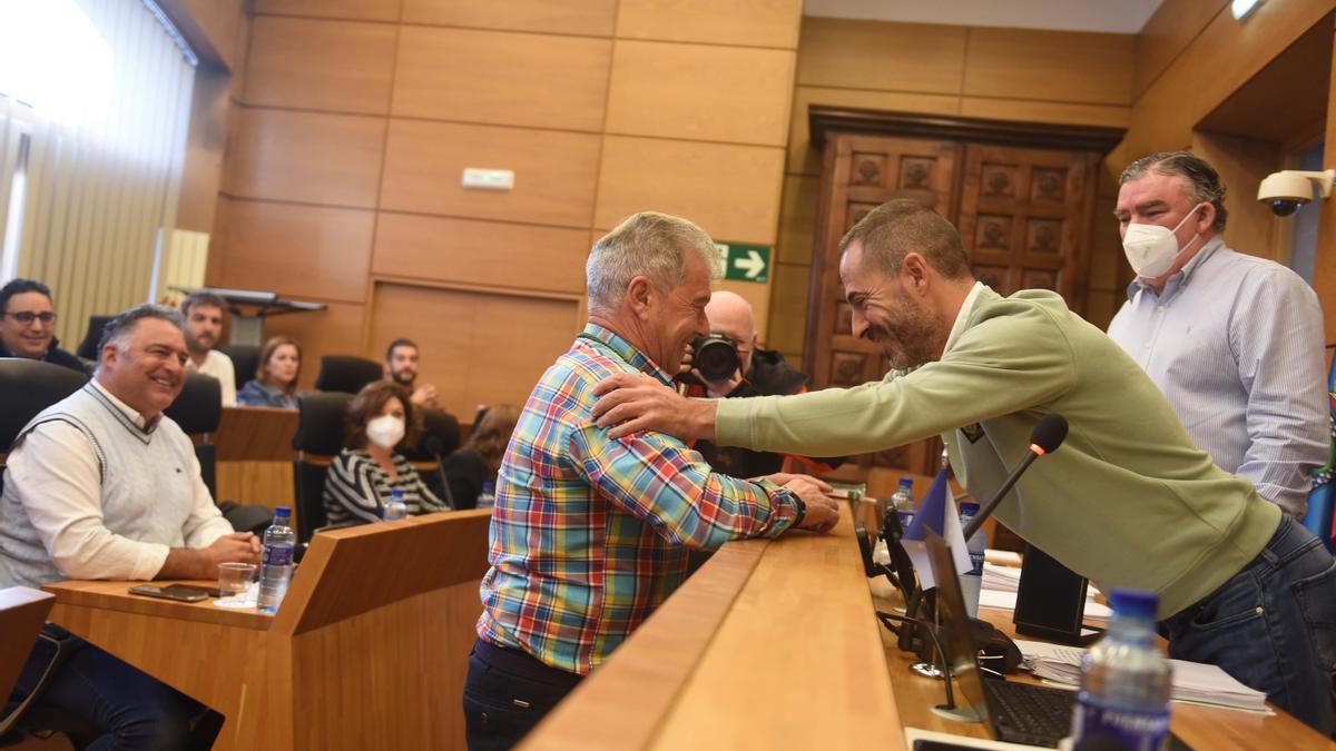 Raimundo Díaz (izquierda) recibe la bienvenida al Pleno por parte del alcalde, Ángel García