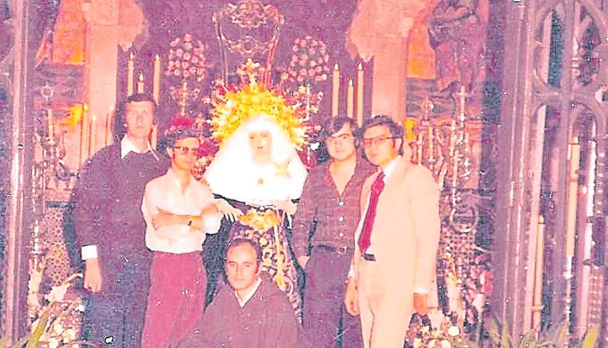 Fray Ricardo, junto a un grupo de cofrades de la Expiración en uno de los primeros besamanos a la Virgen del Rosario.