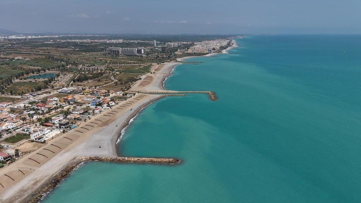 Foto aérea tomada en dron del litoral de Moncofa, con los espigones ya finalizados.