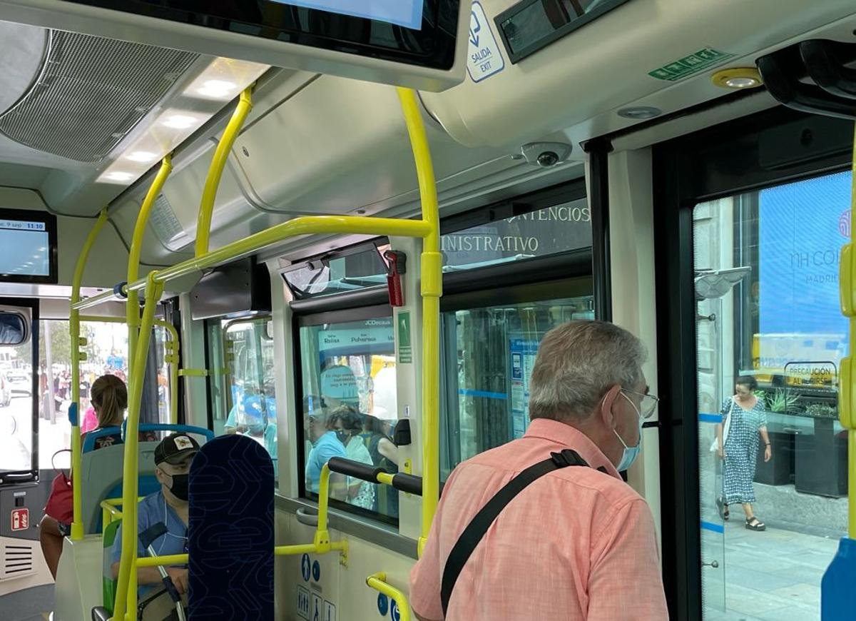 Sobre la cabeza de este viajero de bus en Madrid, una cámara de vigilancia