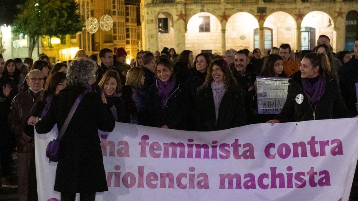 Cientos de personas en el acto de la Coordinadora Feminista de Zamora en la Plaza Mayor contra la violencia de género.