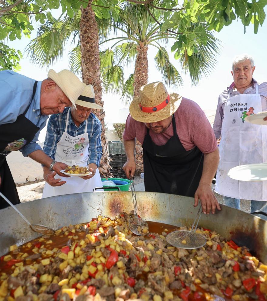 «Disfrutar y fer festa» en la frita de Sant Jordi más multitudinaria