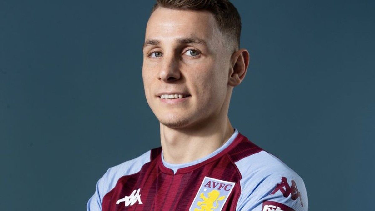 Lucas Digne posa con la camiseta del Aston Villa | @AVFCOfifcial