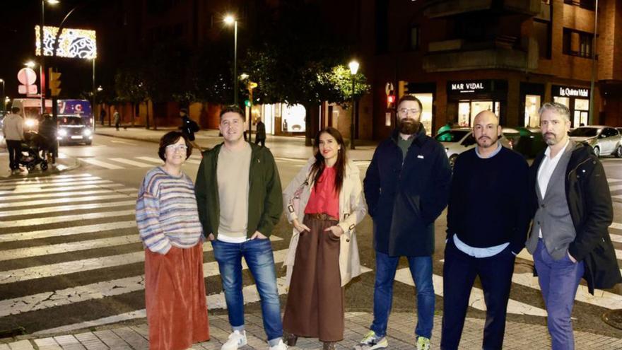 Por la izquierda, Susana Nicieza, Juan Suárez, Paula Bango, Luciano Grande, Borja Fernández y Miguel Cabanellas, en el cruce entre las calles Anselmo Solar  y Corín Tellado. | JUAN PLAZA