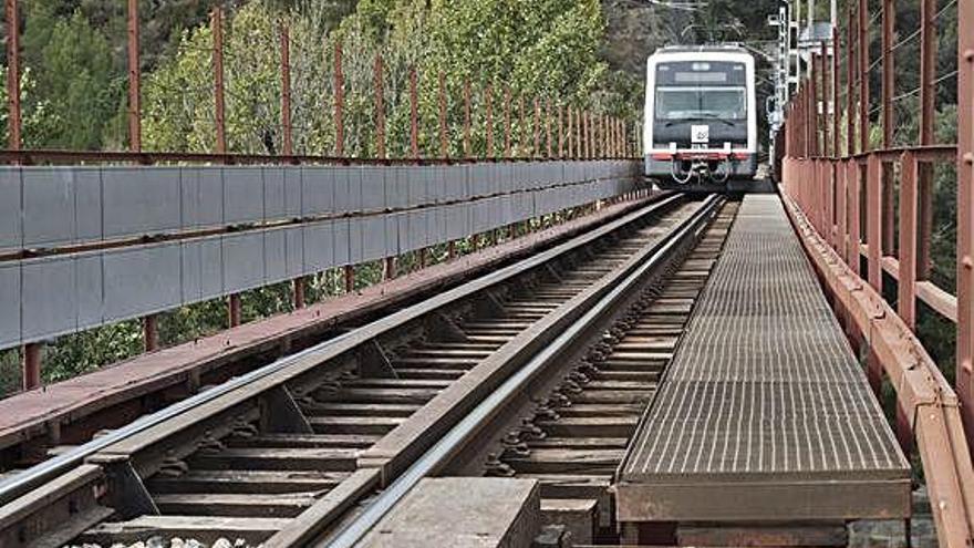 Un tren de Ferrocarrils passant pel pont dels Carburos, a Castellgalí