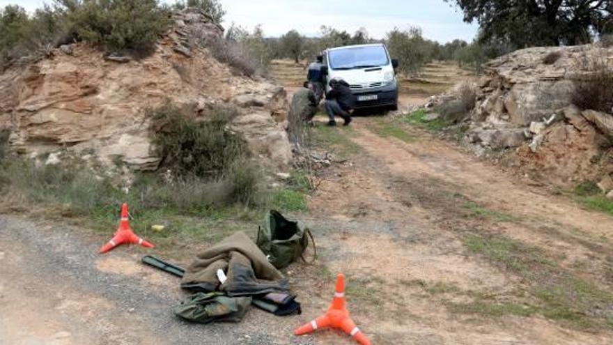 Roba del caçador detingut i l&#039;escopeta amb què presumptament hauria matat els agents rurals.