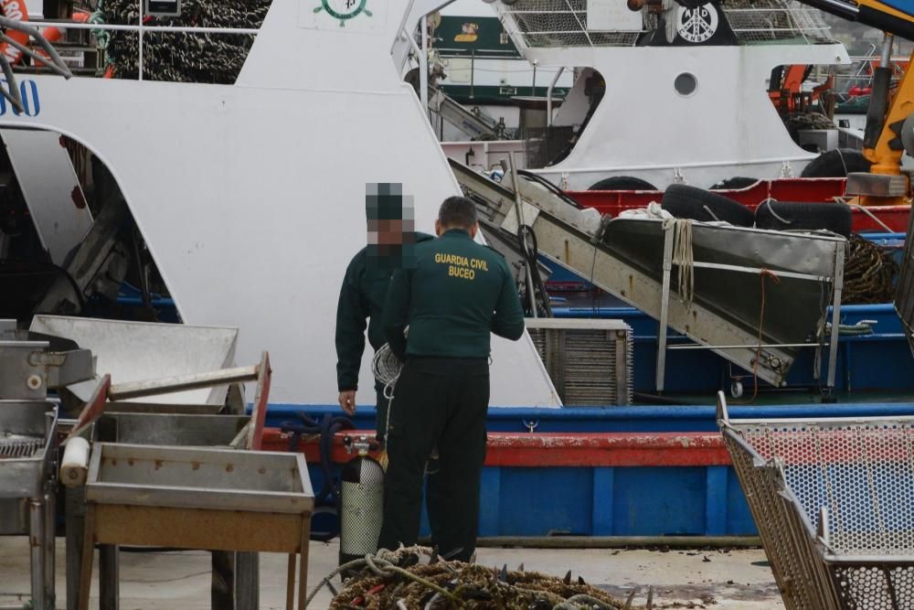 Las fuerzas antidroga intentan acceder al interior de la nave, que podría alojar un gran alijo - Varias personas de origen sudamericano han sido detenidas. // G. Núñez